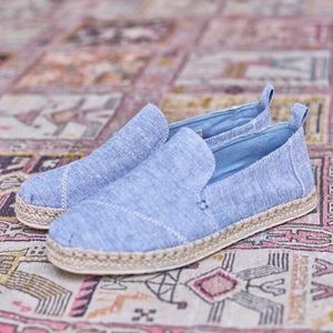 NWT Chambray Toms